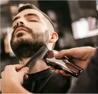 Cliente recebendo serviço de barbearia
